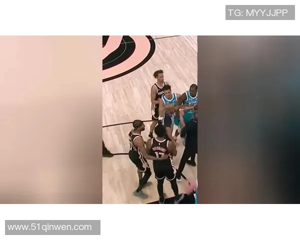 火气不小！迪亚巴特和奥孔武抢篮板互相推搡&发生小冲突 各自吃T